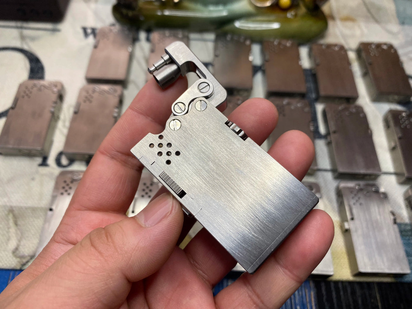 Handmade Brass Mechanical Automatic Ignition Gasoline Lighter And Titanium Alloy Material Gift Box