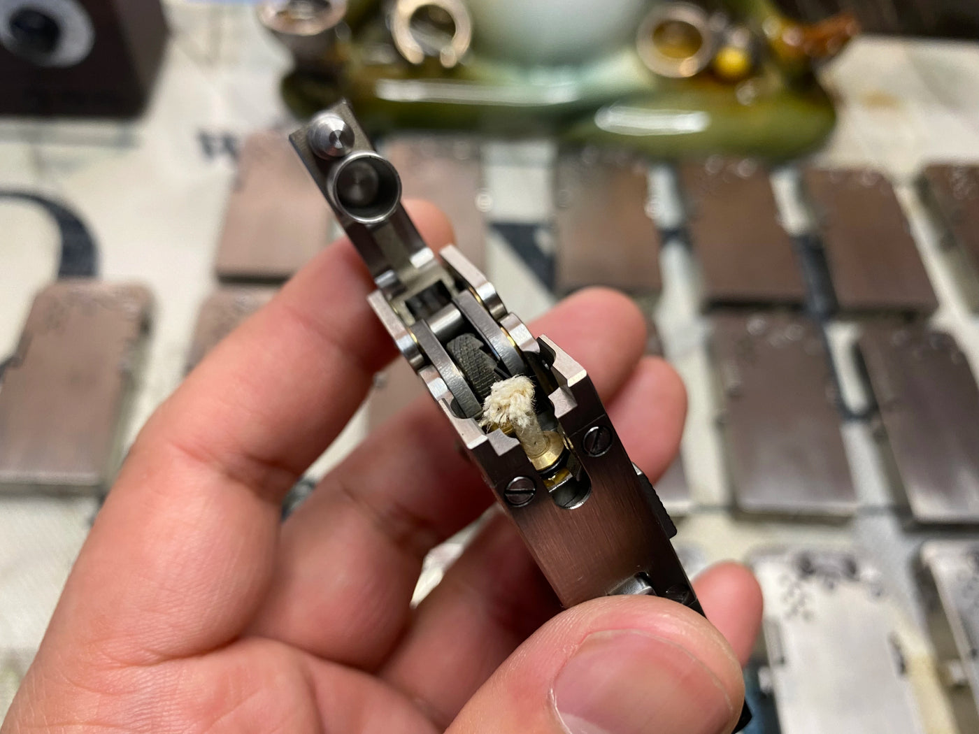 Handmade Brass Mechanical Automatic Ignition Gasoline Lighter And Titanium Alloy Material Gift Box